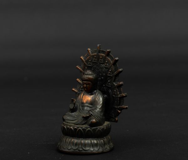 Figura di Buddha entro aura seduto su doppio fiore di loto in bronzo, Cina, XIX secolo  - Asta Arte Orientale | Cambi Time - Associazione Nazionale - Case d'Asta italiane