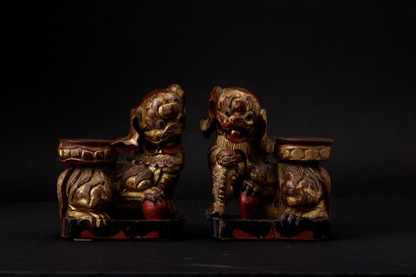 Coppia di cani di Pho in legno intagliato e dorato, Cina, Dinastia Qing, XIX secolo  - Asta Arte Orientale | Cambi Time - Associazione Nazionale - Case d'Asta italiane