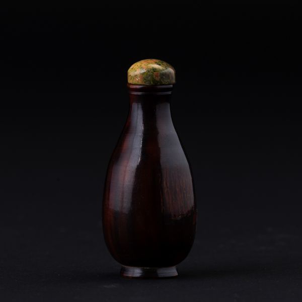 Snuff bottle in resina sui toni del marrone, Cina, XX secolo  - Asta Arte Orientale | Cambi Time - Associazione Nazionale - Case d'Asta italiane