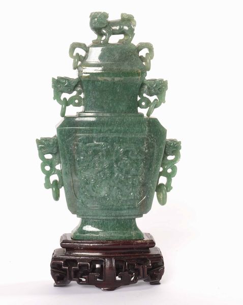 Vaso con coperchio scolpito in giada verde, Cina, XX secolo  - Asta Arte Orientale | Cambi Time - Associazione Nazionale - Case d'Asta italiane