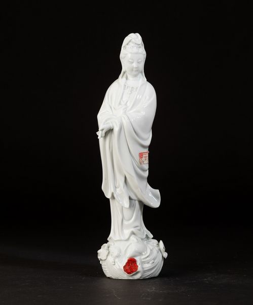 Figura di Guanyin con scroll in porcellana Blanc de Chine, Cina, XX secolo  - Asta Arte Orientale | Cambi Time - Associazione Nazionale - Case d'Asta italiane