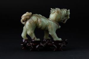 Figura di leone scolpita in giada verde, Cina, XX secolo  - Asta Arte Orientale | Cambi Time - Associazione Nazionale - Case d'Asta italiane
