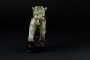 Figura di leone scolpita in giada verde, Cina, XX secolo  - Asta Arte Orientale | Cambi Time - Associazione Nazionale - Case d'Asta italiane