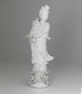 Figura di Guanyin con fiore in porcellana Blanc de Chine, Cina, Dinastia Qing, XIX secolo  - Asta Arte Orientale | Cambi Time - Associazione Nazionale - Case d'Asta italiane