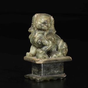 Figura di cane di Pho in saponaria, Cina, XX secolo  - Asta Arte Orientale | Cambi Time - Associazione Nazionale - Case d'Asta italiane