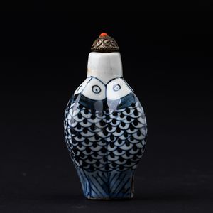 Snuff bottle in porcellana bianca e blu con figure di pesci, Cina, Dinastia Qing, XIX secolo  - Asta Arte Orientale | Cambi Time - Associazione Nazionale - Case d'Asta italiane
