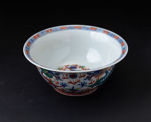 Grande bowl in porcellana con decoro di draghi tra le nuvole, Cina, Dinastia Qing, XIX secolo  - Asta Arte Orientale | Cambi Time - Associazione Nazionale - Case d'Asta italiane