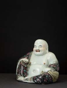 Figura di Budai seduto in porcellana, Cina, Repubblica, XX secolo  - Asta Arte Orientale | Cambi Time - Associazione Nazionale - Case d'Asta italiane
