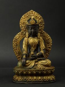 Figura di Buddha Sakyamuni seduto su doppio fiore di loto entro aura in bronzo parzialmente dorato, Cina, XX secolo  - Asta Arte Orientale | Cambi Time - Associazione Nazionale - Case d'Asta italiane