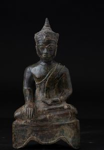 Figura di Buddha Sakyamuni seduta su piedistallo in bronzo, Thailandia, Ayutthaya, XIX secolo  - Asta Arte Orientale | Cambi Time - Associazione Nazionale - Case d'Asta italiane