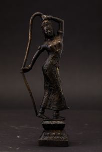 Figura di fanciulla danzante in bronzo, India, XX secolo  - Asta Arte Orientale | Cambi Time - Associazione Nazionale - Case d'Asta italiane