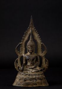 Figura di Buddha Sakyamuni in bronzo seduto entro aura, Thailandia, XIX secolo  - Asta Arte Orientale | Cambi Time - Associazione Nazionale - Case d'Asta italiane