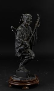 Figura di suonatore in bronzo, Giappone, periodo Meiji (1868-1912)  - Asta Arte Orientale | Cambi Time - Associazione Nazionale - Case d'Asta italiane