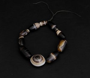 Collana con perle in agata, Tibet, XIX secolo  - Asta Arte Orientale | Cambi Time - Associazione Nazionale - Case d'Asta italiane