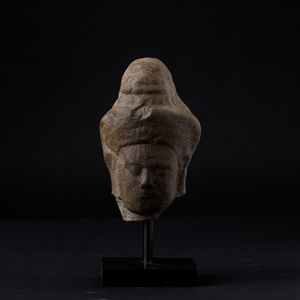 Testa di Buddha in pietra, India, XIX secolo  - Asta Arte Orientale | Cambi Time - Associazione Nazionale - Case d'Asta italiane