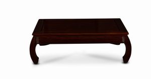 Tavolo basso in legno di Hongmu con piedini sagomati, Cina, XX secolo  - Asta Arte Orientale | Cambi Time - Associazione Nazionale - Case d'Asta italiane
