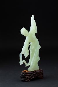 Figura di fanciulla danzante scolpita in giada verde, Cina, XX secolo  - Asta Arte Orientale | Cambi Time - Associazione Nazionale - Case d'Asta italiane