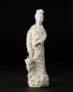 Figura di Guanyin in porcellana Blanc de Chine con cesto, Cina, XX secolo  - Asta Arte Orientale | Cambi Time - Associazione Nazionale - Case d'Asta italiane