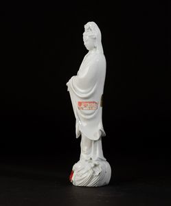Figura di Guanyin con scroll in porcellana Blanc de Chine, Cina, XX secolo  - Asta Arte Orientale | Cambi Time - Associazione Nazionale - Case d'Asta italiane