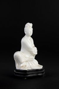 Figura di Guanyin assisa in porcellana Blanc de Chine, Cina, XX secolo  - Asta Arte Orientale | Cambi Time - Associazione Nazionale - Case d'Asta italiane