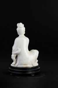 Figura di Guanyin assisa in porcellana Blanc de Chine, Cina, XX secolo  - Asta Arte Orientale | Cambi Time - Associazione Nazionale - Case d'Asta italiane