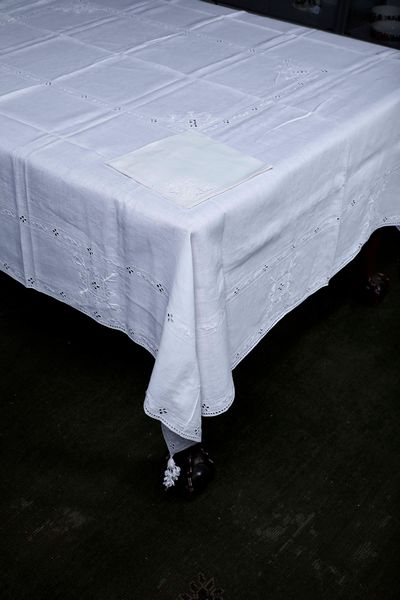 Tovaglia con sette tovaglioli  - Asta Arredo per la tavola | Cambi Time - Associazione Nazionale - Case d'Asta italiane