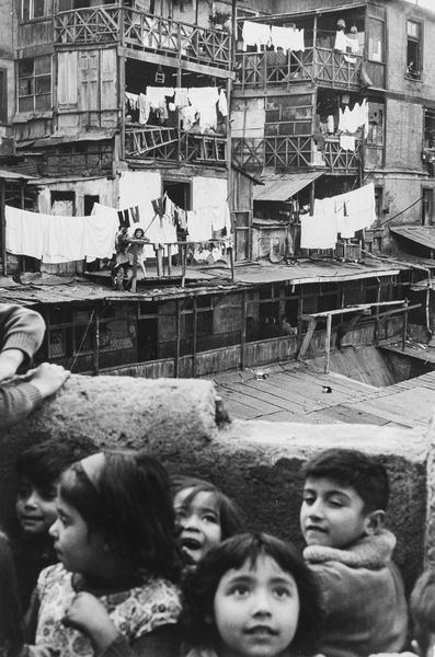 ,Sergio Larrain : Bambini joven in Valparaiso, Chile  - Asta Fotografia - Associazione Nazionale - Case d'Asta italiane