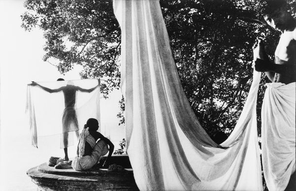 ,Marc Riboud : After bathing in the Ganges, Varanasi, Bnars, India  - Asta Fotografia - Associazione Nazionale - Case d'Asta italiane
