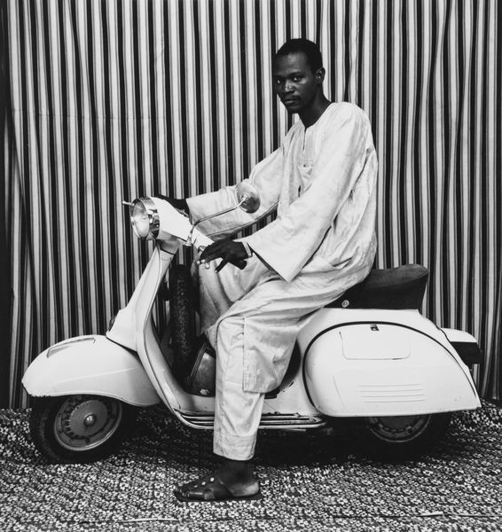 ,Malick Sidibe' : Seul sur ma moto Vespa  - Asta Fotografia - Associazione Nazionale - Case d'Asta italiane