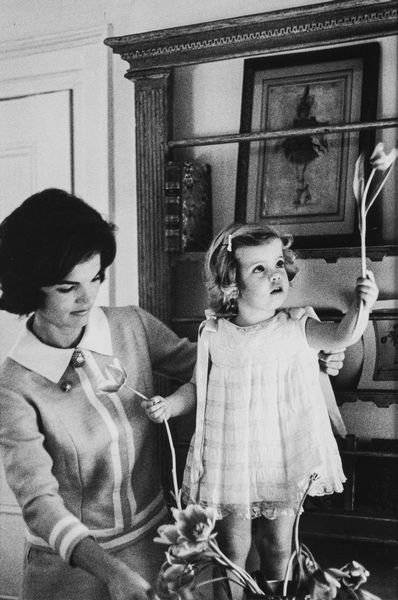 ,Eve Arnold : Jackie Kennedy con la figlia Caroline  - Asta Fotografia - Associazione Nazionale - Case d'Asta italiane