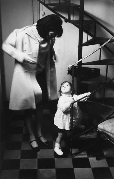 ,Enzo Sellerio : Palermo, mia figlia Olivia sorpresa dalla madre mentre tenta di salire abusivamente nel mio studio  - Asta Fotografia - Associazione Nazionale - Case d'Asta italiane