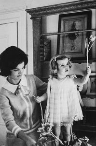 ,Eve Arnold - Jackie Kennedy con la figlia Caroline