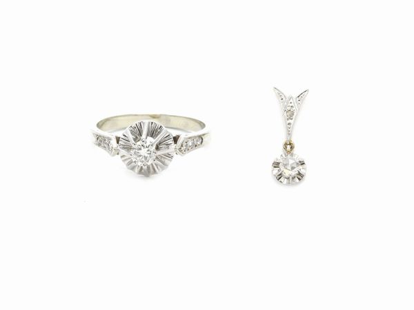 Un anello e un pendente in oro bianco e platino con diamanti  - Asta Gioielli d'epoca e Orologi - Associazione Nazionale - Case d'Asta italiane