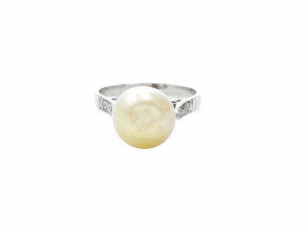 Anello in oro bianco con diamanti e perla  - Asta Gioielli d'epoca e Orologi - Associazione Nazionale - Case d'Asta italiane