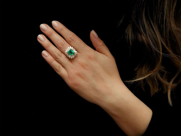 Anello in oro bianco con diamanti e smeraldo  - Asta Gioielli d'epoca e Orologi - Associazione Nazionale - Case d'Asta italiane