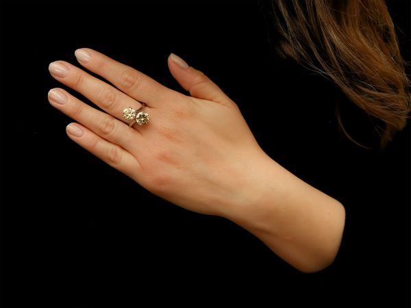Anello contrari in oro bianco con diamanti cape color  - Asta Gioielli d'epoca e Orologi - Associazione Nazionale - Case d'Asta italiane