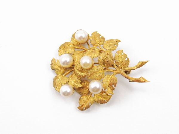 Spilla in oro giallo con perle coltivate  - Asta Gioielli d'epoca e Orologi - Associazione Nazionale - Case d'Asta italiane
