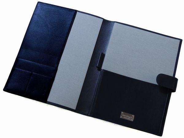 Porta documenti in pelle blu, Salvatore Ferragamo  - Asta Fashion Vintage e Bijoux / Un guardaroba maschile - Associazione Nazionale - Case d'Asta italiane