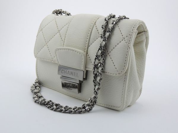 Mini flap bag matellass in pelle bianca, Chanel  - Asta Fashion Vintage e Bijoux / Un guardaroba maschile - Associazione Nazionale - Case d'Asta italiane
