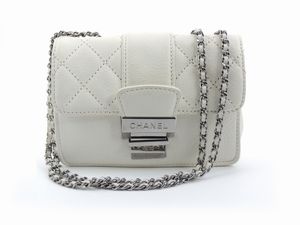 Mini flap bag matellass in pelle bianca, Chanel  - Asta Fashion Vintage e Bijoux / Un guardaroba maschile - Associazione Nazionale - Case d'Asta italiane
