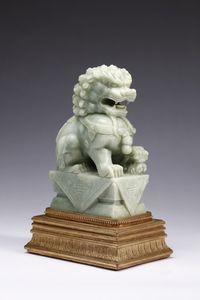 Arte Cinese - Grande figura di leone in giada verde Cina, XX secolo