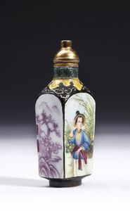 Arte Cinese - Tabacchiera in porcellana su sfondo neroCina, periodo Repubblica