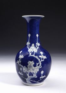 Arte Cinese - Vaso in porcellana su sfondo blu Cina, inizio XX secolo