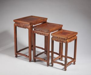 Arte Cinese - Set di tre tavolini a nido in legno duro Cina, XIX secolo
