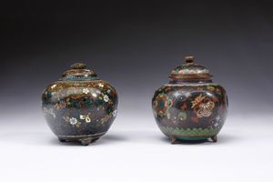 ARTE GIAPPONESE - Due piccole potiches cloisonnGiappone, periodo Meiji, XIX secolo