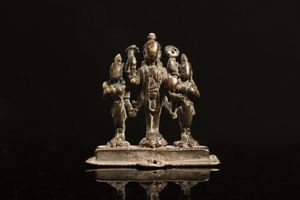 Arte Himalayana - Trittico i bronzo raffigurante Vishnu con consortiNepal, XVI-XVII secolo