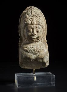 Arte Sud-Est Asiatico - Piccola scultura in pietra raffigurante testa di bodhisattvaIndonesia, Giava, periodo Magiapahit, XIV-XV secolo