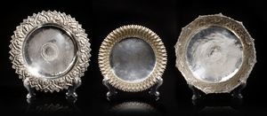 Arte Islamica - Gruppo di tre bacili in argento sbalzato Turchia e India, XIX secolo