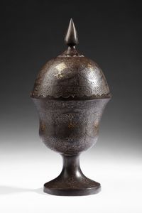 Arte Islamica - Vaso ad urna in ferro ageminatoPersia Qajar, XIX secolo