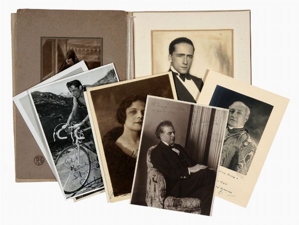 Raccolta di 9 fotografie di vari personaggi con dediche e firme autografe.  - Asta Libri, autografi e manoscritti - Associazione Nazionale - Case d'Asta italiane